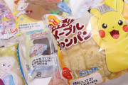 外国人さん、菓子パンに興味津々のご様子。外国人「日本の菓子パンって美味しそうだしアニメの包装で可愛いんだね」