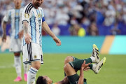 【海外の反応】メッシの“退場級”タックルがお咎めなしで他国ファンが憤慨「何をやってもFIFAに守られる男」