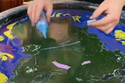 「絵の具を次々に水面に浮かべて…」ほとんどの人が予測できなかったアートの完成品