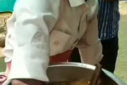 海外「手を洗っているのか…？腕を使って料理するインド人」