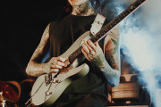 【海外】BABYMETALとティム・ヘンソン（POLYPHIA）のバックステージフォト
