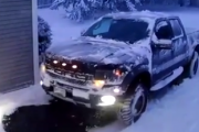 車をバックしたらそのままサヨウナラ。すごく滑る雪道で起こる悲劇。海外の反応