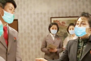 【韓国】合成 vs 違う 「北朝鮮の宣伝メディアが公開したマスク写真」