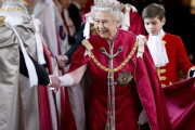 「悪魔を踏みつける大天使」描いた英国で最も栄誉ある勲章バッジ、白人警官による黒人殺害を連想させると外国人が猛抗議