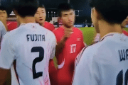 韓国人「U17で日本と北朝鮮の選手が交わした挨拶が話題に…」→「ハイタッチが強いですね‥」