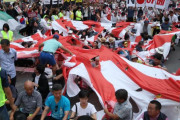 旧日本大使館前で安倍政権糾弾ロウソク集会開催される…旭日旗引き裂きパフォーマンスも＝韓国の反応