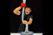 ワイヤーだけで盆栽を作る男→海外「おいおい、落ち着きなよ」「そんなにドラマチックにする必要があるのか？」「盆栽競技アニメのワンシーンのようだね」