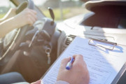 運転免許試験で合格を目指した老婆、誤って教官をひき殺してしまう・・
