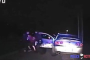 海外「【閲覧注意】 これがアメリカの警察が過激になる理由だ」 車両停止中に警察二人が撃たれる