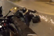 パリの街中で「警察バイク追跡劇」…映画さながらの走りにヒヤヒヤ