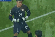 【GIF】韓国人「PKに失敗した韓国人選手をインドネシアGKが嘲笑！」悔しがる韓国人選手の前で喜びのダンスを踊ってしまう‥　韓国の反応