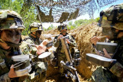 外国人「日本の自衛隊が強い理由分かったわ。俺たちにも親切にしてくれるし最高だよな」