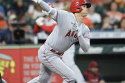 【海外の反応】大谷翔平が泳ぎながらも片手で34号2ラン！「登板翌日は72本塁打ペースｗ」