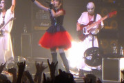 BABYMETALのショーの宣伝トラックが走ってるぞ！　【海外の反応】