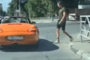 歩行者「ここは横断歩道だぜ？」ドライバー「えっ？！なんなの？」