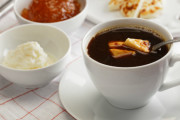 外国人「北欧の連中はコーヒーにチーズ入れるらしいな……」