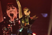 VIP0のために旗にサインをしてるBABYMETALの女の子たちのビデオ　【海外の反応】