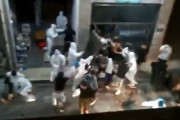 海外「上海ロックダウンに暴動の兆し。警察に抵抗する中国人達」