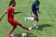 「気色悪いくらい似てる…」昔のサッカーゲームの動きを本物の人間たちが再現する