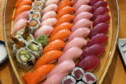 海外「Sushiっておいしそうなんだけど、好きになれない」外国人が投稿したスシボートの写真に、寿司に関する大量のコメントが・・・