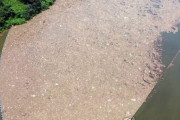 【画像あり】韓国人「韓国に巨大なゴミの島が出現！」釣り人や行楽客が捨てたゴミや木材などの浮遊物が大雨によって流される‥　韓国の反応