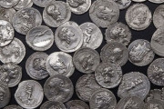 イギリス人「小道で1700年前のローマの硬貨を拾った…」当時のローマ皇帝の肖像入り