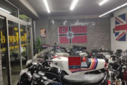 外国人「いや待って、東京のバイク店にナチスの旗があるんだが…」