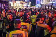 海外「酔っ払った人が社会的距離を取らないことは明白だ。イギリスでパブを再開した結果、マスクなしで大量の人が通りに溢れる」