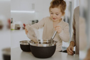 日本人が描いた「隣の可愛い女の子が料理を作りすぎたイラスト」が面白い！【台湾人の反応】