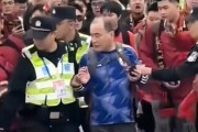 【衝撃動画アリ】中国でサッカー日本代表サポーターの服を脱がされる！←韓国人の反応「さすが中国だな」