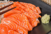 外国人「サーモンの刺し身にハマったんだが自分で作る方法ある？」
