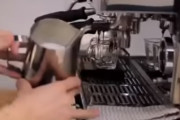 ラテアートをバリスタではなく、機械にやらせたらガチで凄すぎた件　
