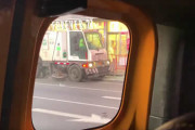 ニューヨークの道路で熾烈な争い！？道路清掃車 ｖｓ 椅子男
