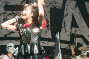 シートなのに前の人に立たれてBABYMETALのショーが観れなかった、2度と行かない　【海外の反応】