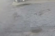 海外「どんだけの確立？！」アクシデントで転がってきたタイヤさん、障害物を交わしながらゴールを決めてしまう　海外の反応