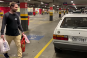 最新のハンズフリートランクオープナーシステムを搭載したVW