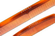 2本のクシでマッサージされる日本のチンチラが気持ちよさそう（海外の反応）