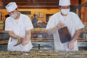 外国人「駿河屋っていううなぎ屋のうなぎ、日本料理の美しさを感じる」