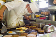 外国人「日本人おじいちゃんが元気に料理を作る姿大好き」