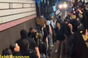 海外「ニューヨーク地下鉄の線路の上で抗議するアメリカ人達。ホームレス殺害事件に抗議」