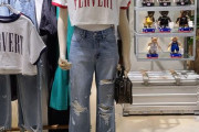 日本のデパートで売られていたTシャツ→海外からみるとあまりにひどいTシャツだった【海外の反応】