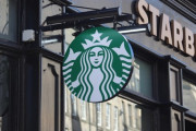 カップにメッセージ。スターバックス店員が少女に救いの手を差し伸べる