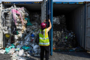マレーシアが日本などに違法プラスチックごみを送り返す（海外の反応）