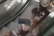 海外「初めてエスカレーターに乗るカメルーン人達」