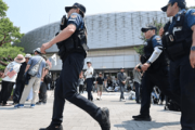 韓国人「『松坡警察署の武器庫を襲撃して民主化功労者になろう』とコメントした男が警察に出頭」→「なぜ逮捕する？実行すれば国家功労者なのに」