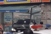 （映像あり）韓国、コンビニに車で突入して暴れた30代の女を現行犯逮捕＝韓国の反応