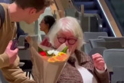 人気TikTokerが見知らぬ人に花束を贈るドッキリ→ 「勝手な動画撮影に人間性奪われた」「作り物の親切心が恩着せがましい」と老婦人ブチギレ