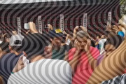 スピーカーの音量がすごすぎて衝撃波が見えるレベル