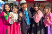 【韓国の反応】韓服を着たガールズグループの隣で「わいせつハンドサイン」…日本の市長の悪い手。韓国の反応「あれが日本猿のレベル。/韓国に劣等感があるようだ。」