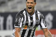 【海外の反応】ブラジル人元JリーガーのFKの跳ね返りが凄まじい「こんな軌道は見たことがないｗ」
